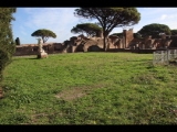 03130 ostia - regio i - insula xii - foro della statua eroica (i,xii,2) - decumanus maximus - bli ri osten - 01-2024.jpg